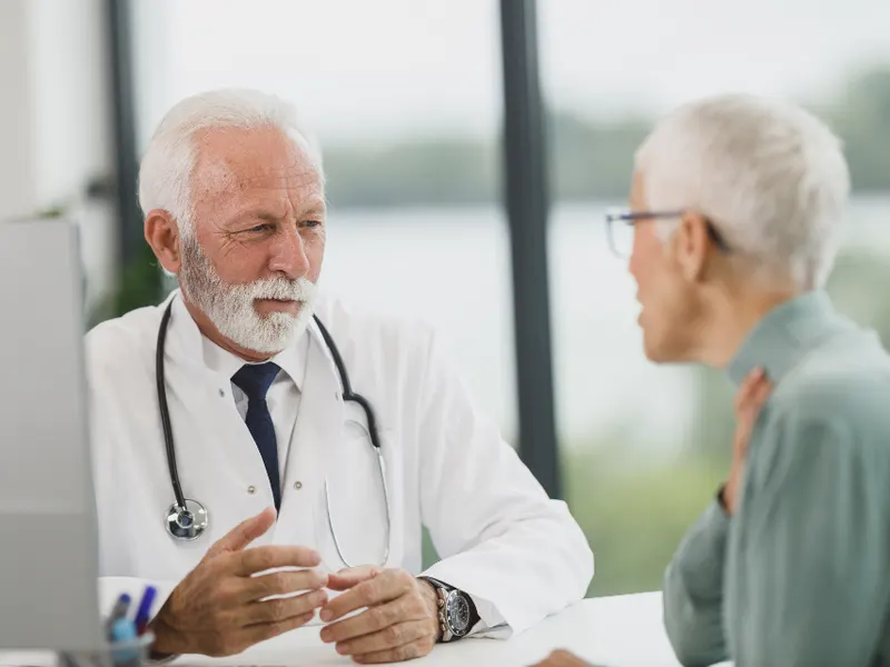 Médico conversando com paciente no consultório