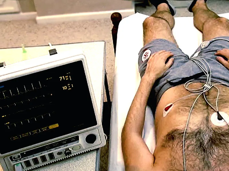 Paciente fazendo eletrocardiograma